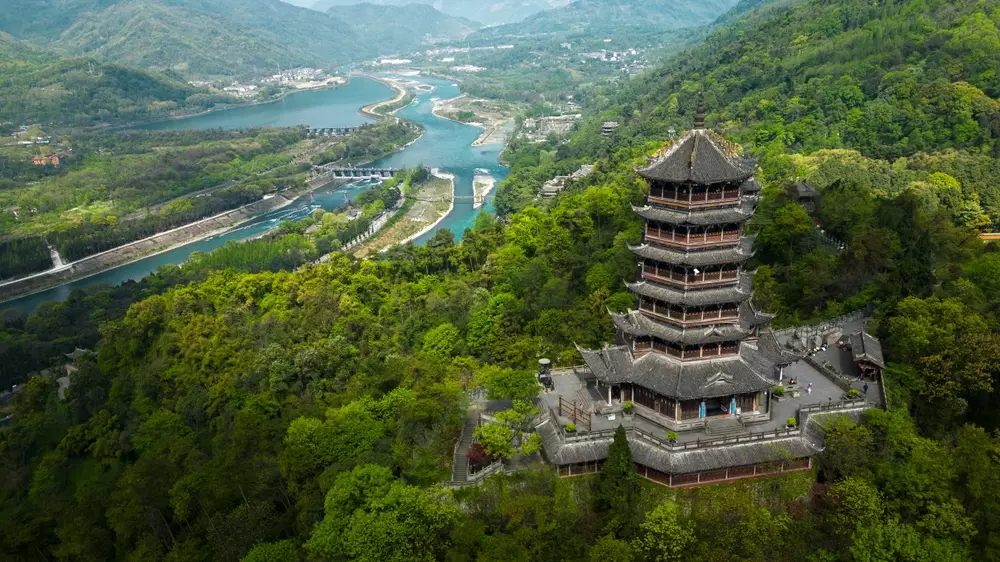 <p>
	Witness the ancient marvel of Dujiangyan, an ingenious irrigation system that has sustained Chengdu’s fertile plains for over two millennia.</p>