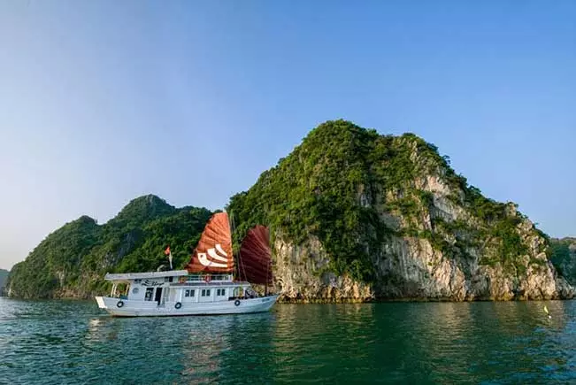 For those who prefer the freedom to explore Halong Bay in privacy, we can offer a selection of private 1, 2 and 3-cabin luxury yachts, with customisable 2 and 3-day itinerary options. 
